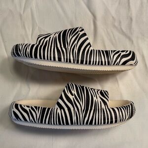 Zebra Patterned Cloud Slippers, Sz 7